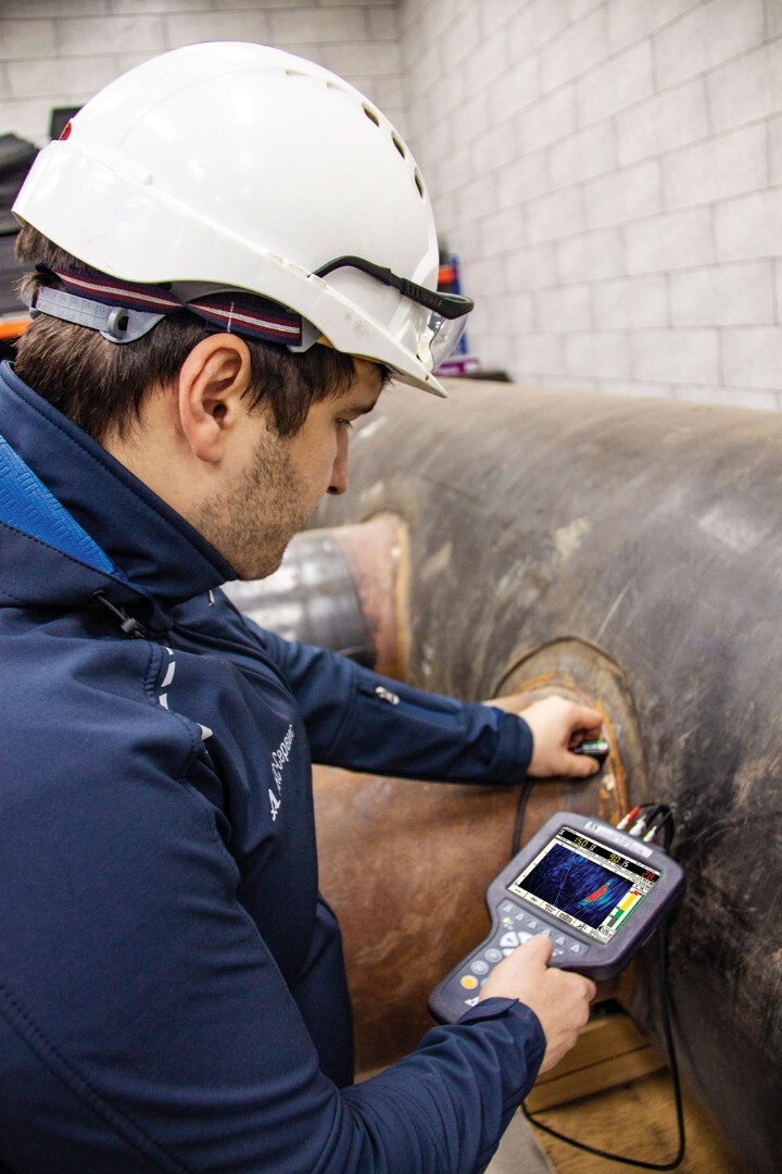 A1525 Solo - Lightweight TFM Phased Array Ultrasonic Flaw Detector 9 A1525 Solo inspecting a pipe weld