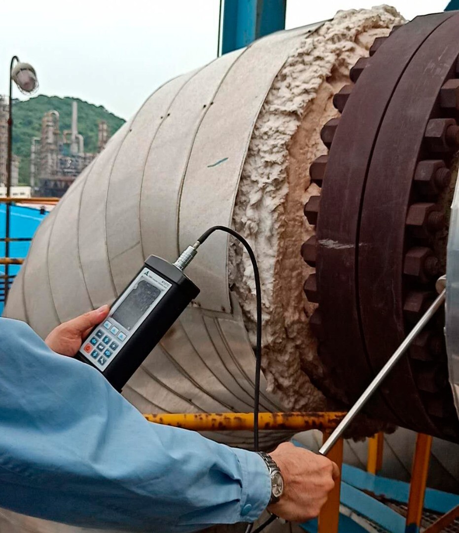 A1270 EMAT-HT - thickness gauge for couplant-free operation on hot objects 8 A1270 EMAT high-temperature thickness gauge measuring an industrial pipeline