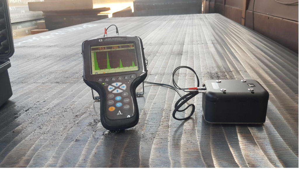 Thickness measurement of a heavy steel plate at elevated temperature using a dual-element DPC array at 150 kHz